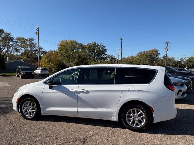 2025 Chrysler Pacifica Select