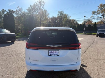 2025 Chrysler Pacifica Select