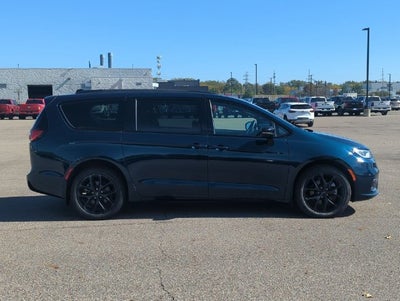 2025 Chrysler Pacifica Limited AWD