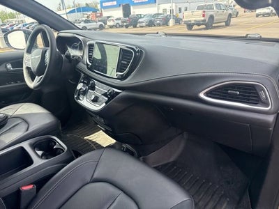 2025 Chrysler Pacifica Hybrid Select
