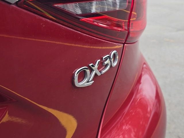 2017 INFINITI QX30 Premium