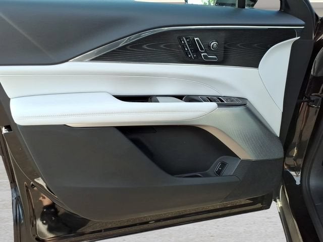 2024 Cadillac LYRIQ Luxury 2
