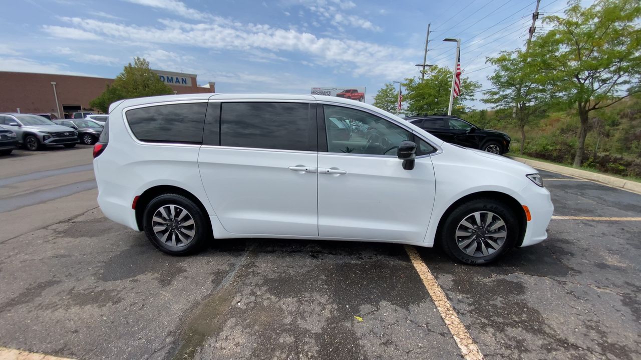 2024 Chrysler Pacifica Hybrid Select