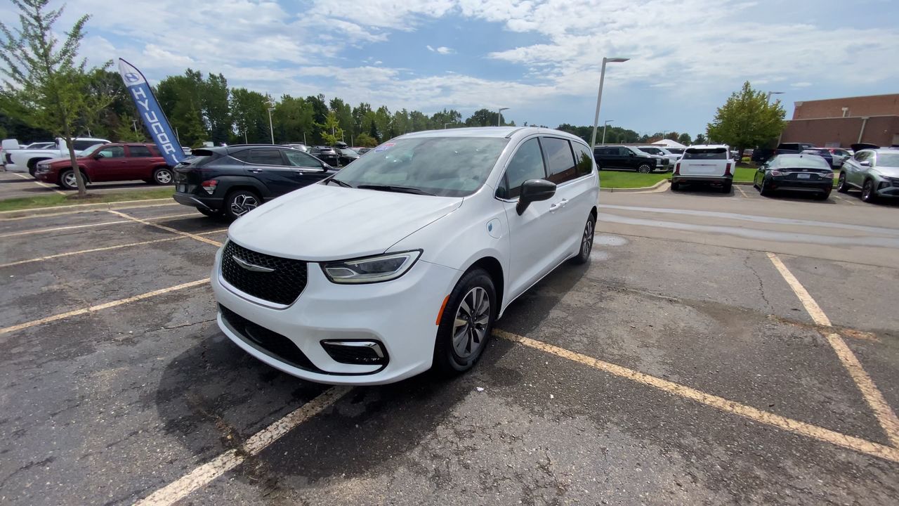 2024 Chrysler Pacifica Hybrid Select