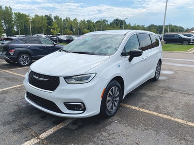 2024 Chrysler Pacifica Hybrid Select